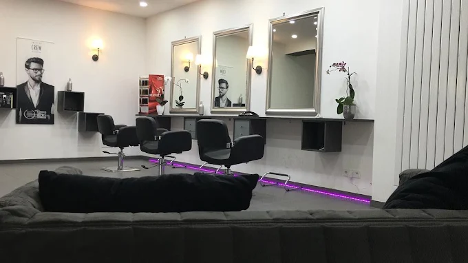 Damenbereich im DoppelSchere Salon, hell mit warmem Licht
