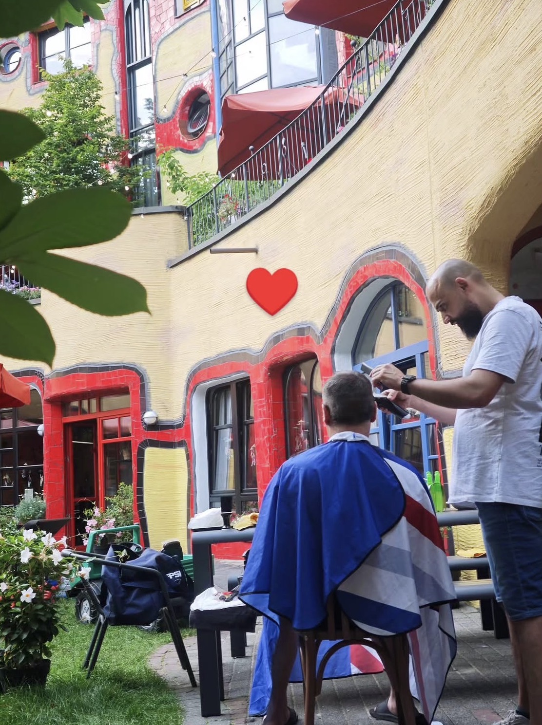 DoppelSchere-Team beim ehrenamtlichen Haareschneiden im Ronald McDonald Haus Essen