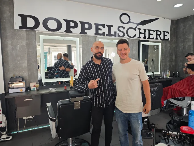 Herrenbereich im DoppelSchere Salon, dunkel gehalten mit Betonoptik